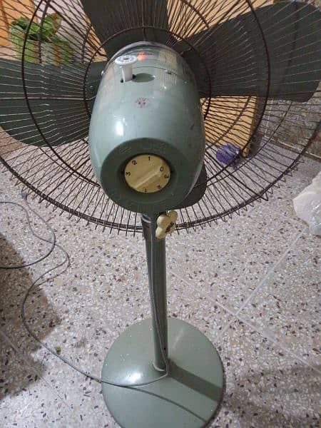 Yunas pedestal fan 2 pieces one used one packed 9
