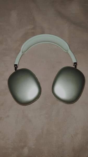 p9 wireless green color headphones 1