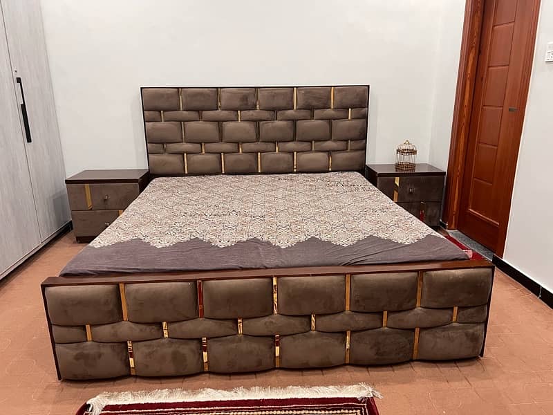 Beautiful King Size Bed Set With Mattress in 10/10 Condition 0