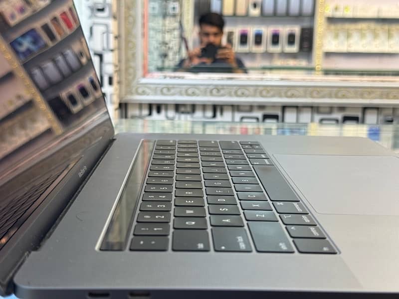 Mackbook 2018 with touch bar Display 3