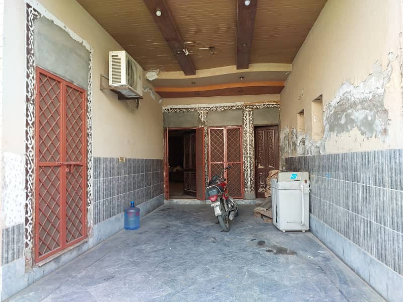 10 Marla House For Sale In Johar Town Gated Area 6 Bed 2 TVL 2 Kitchen 3 Car Parking Space 4