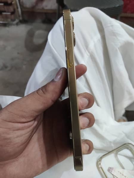I'm selling my iphone 12 pro max 256Gb non pta 4