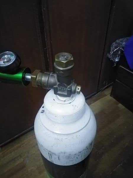 Oxygen cylinder 11 kg. SALE HO GAYA HAI 1