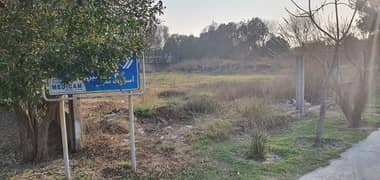 4,6 and 8 Farm Houses and plots are availavle for sale 0