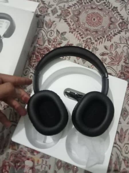 Selling Besus headphones 0