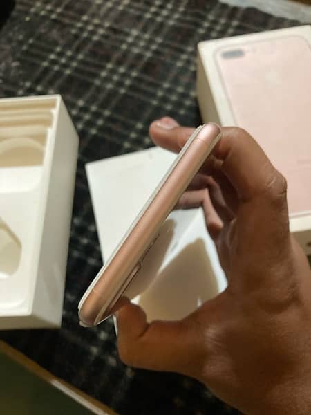 iphone 7 plus 128 gb 9.5/10 condition waterpack 1