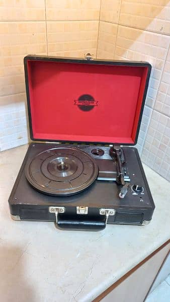vintage style briefcase turntable/record player 1