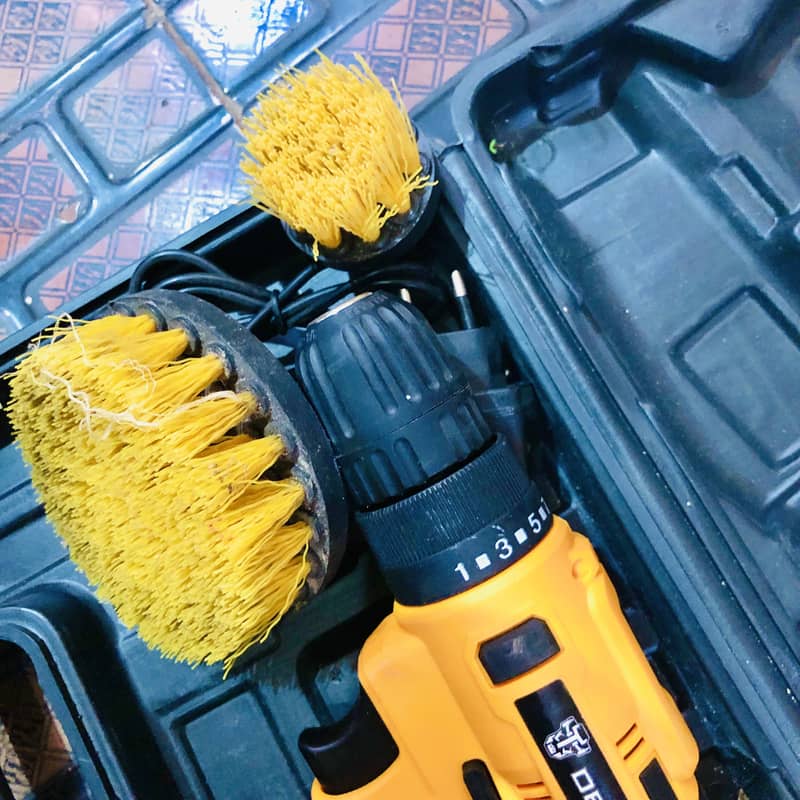 Electric cleaning machine with brushes 1