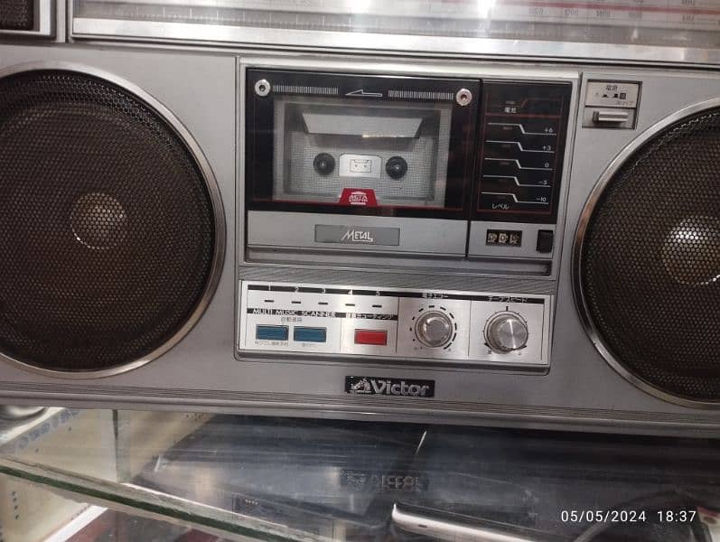 Victor Cassette Player and Radio - 10/10 Condition 1