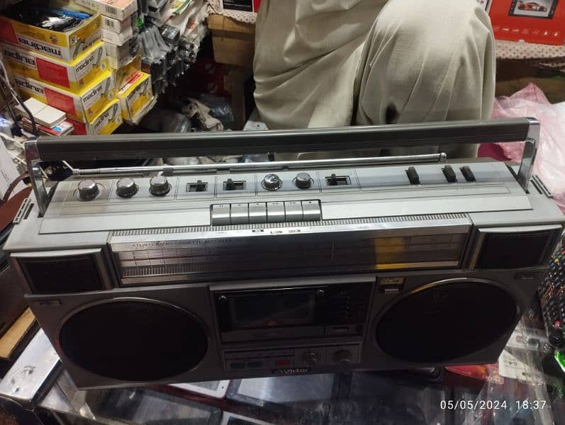 Victor Cassette Player and Radio - 10/10 Condition 2