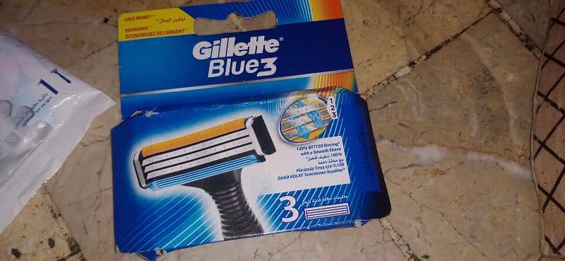 Gillette razor and form & gel, 5