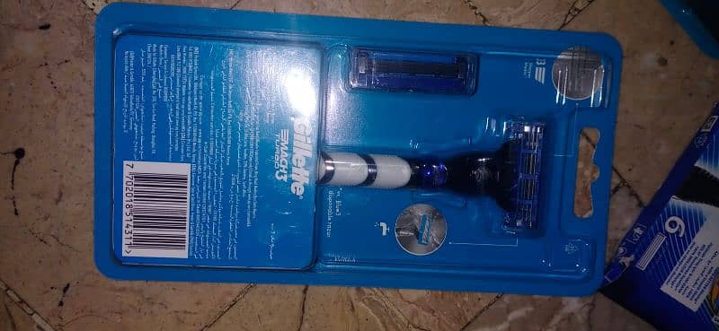 Gillette razor and form & gel, 6