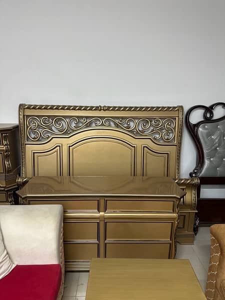 solid wood presents a luxury chinioti Hand made bed design 2