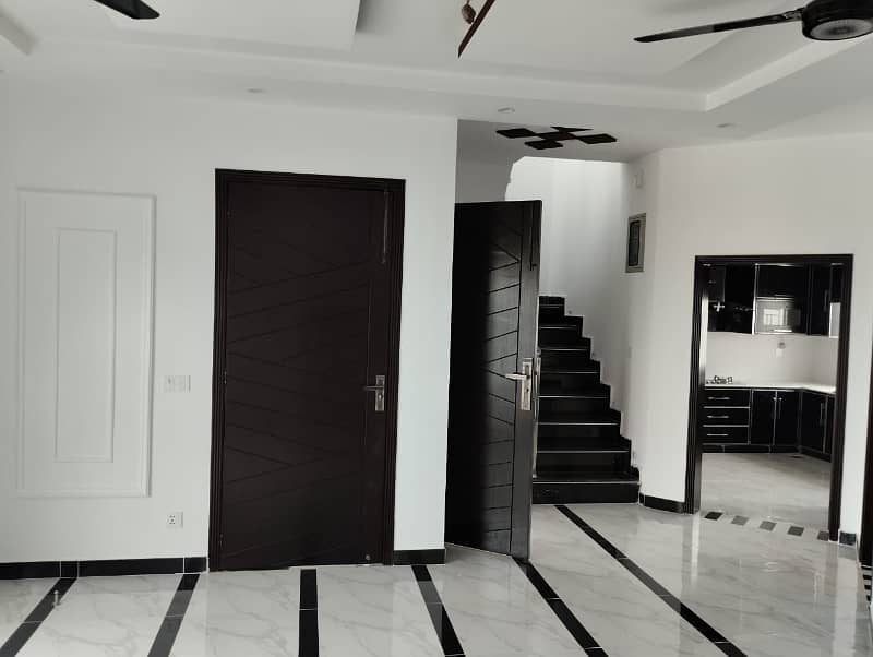 3 BEDS 5 MARLA BRAND NEW HOUSE FOR SALE LOCATED BAHRIA ORCHARD LAHORE 18
