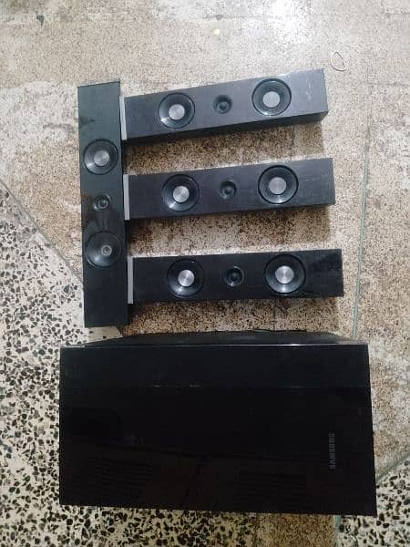 Samsung Woofer 3 Tower speakers without base and 1 center speaker 6