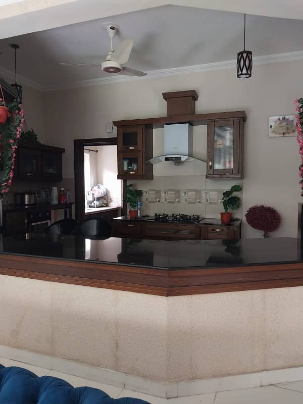 6 bedroom double unit ideal location rented 4 lac 2 gate 2 independent portion separate drive way 1