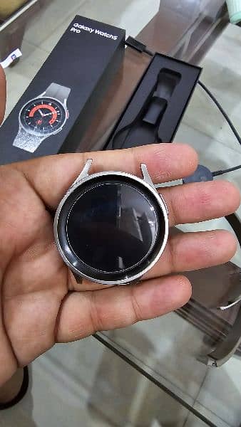 Galaxy Watch 5 Pro in Grey 1
