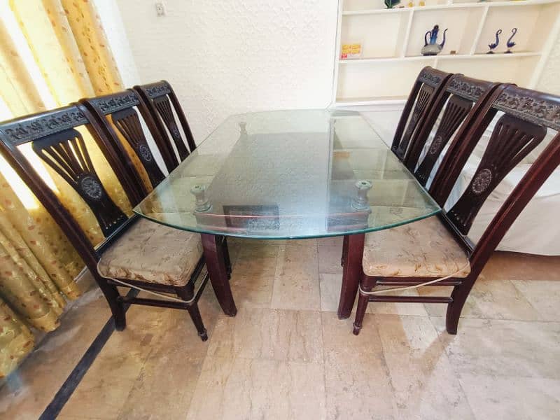 Beautiful Dining table along with 6 chairs 3