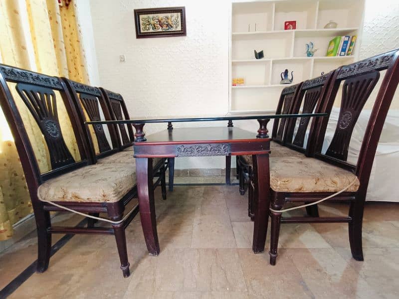 Beautiful Dining table along with 6 chairs 6