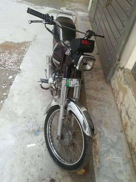 sirf file or copy or bike sath  koi b saman nhi  hi 4