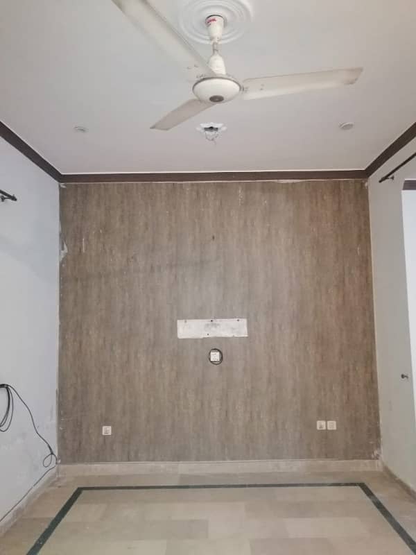 7 marla lower portion for rent in pcsir staff colony main college road Lahore 1