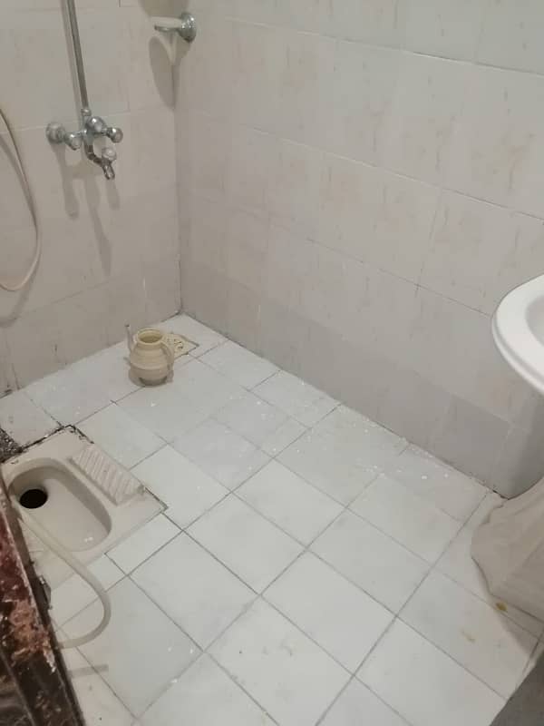 7 marla lower portion for rent in pcsir staff colony main college road Lahore 5