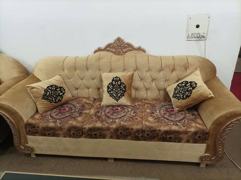 Moving out sale 6 seater sofa with center table 4