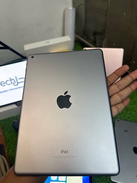 iPad 5th Generation (2017) | iPad 6th Generation (2018) 1