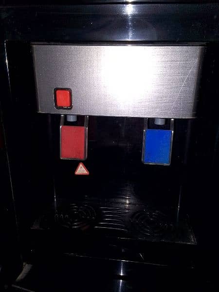 PEL Red Curved Glassdoor Dispenser 2