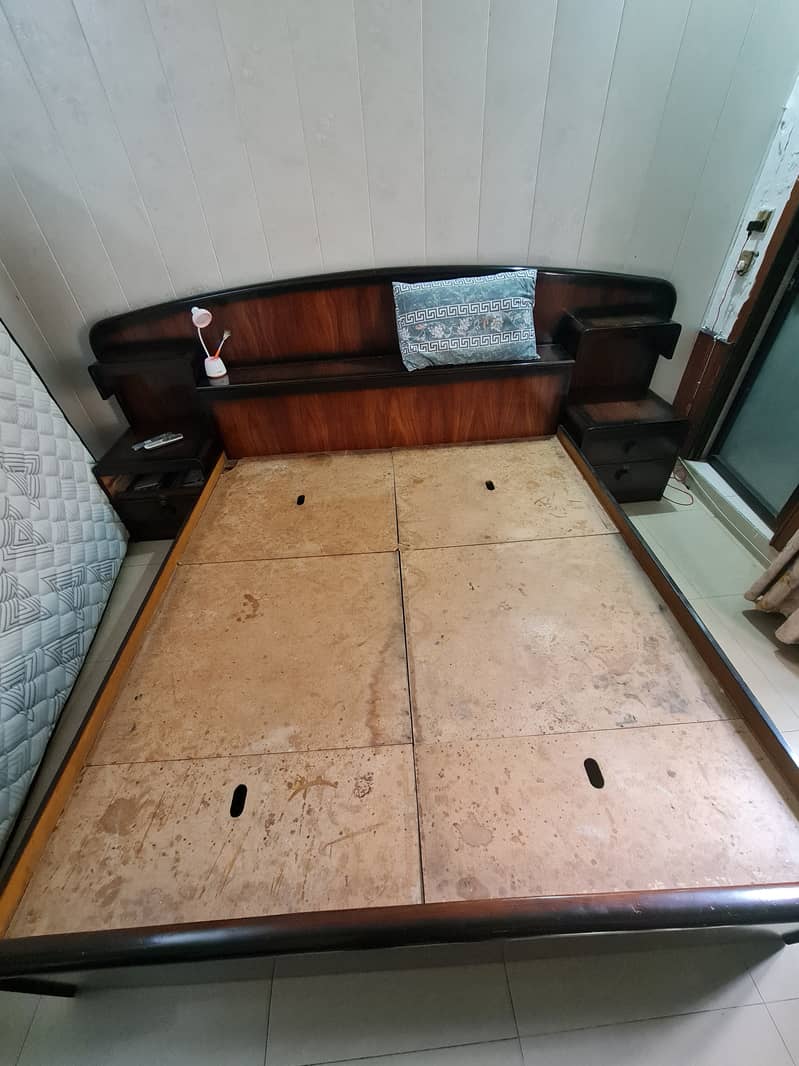 Original Solid Diyar Wood King Size Bed / 2 Side Table/ Dressing Table 3