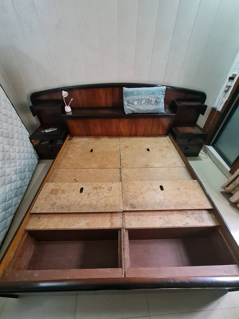 Original Solid Diyar Wood King Size Bed / 2 Side Table/ Dressing Table 4