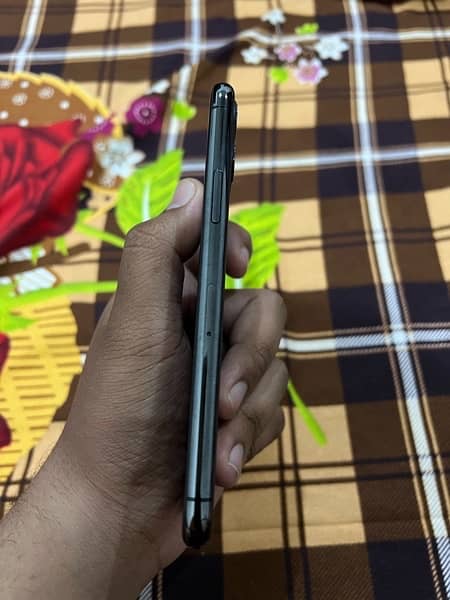 iphone 11 pro pta approved condition 10/9.8 3