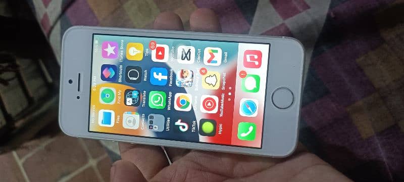 iPhone 5 SE || Used But look like new - 03340915461 5