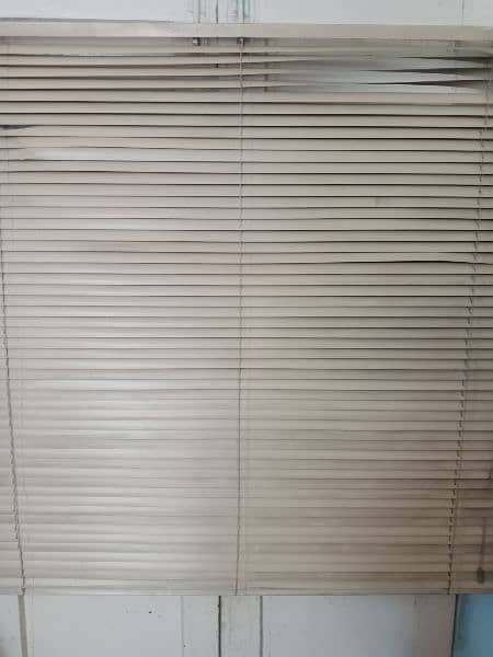 Aluminum Venetian blinds window 2