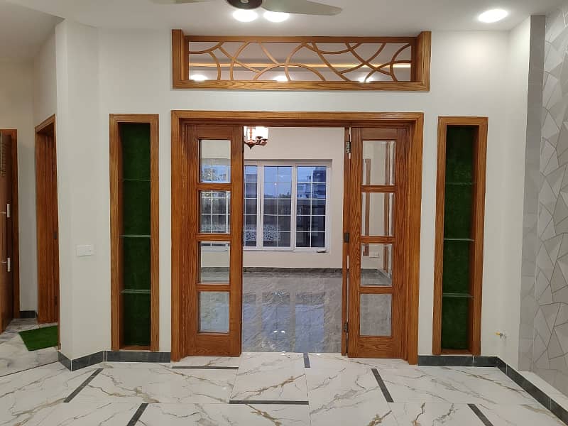Near to Main Peshawar Road Lanes House for sale 3
