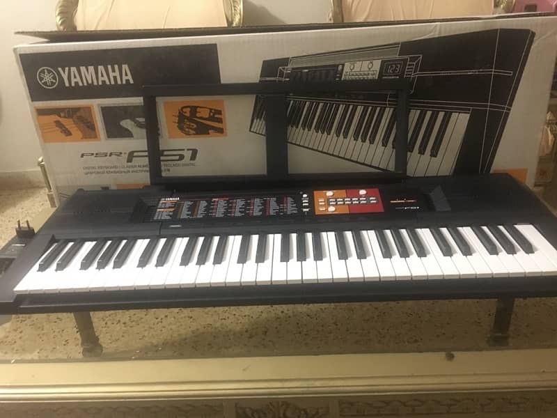 Yamaha F51-PSR Piano 0