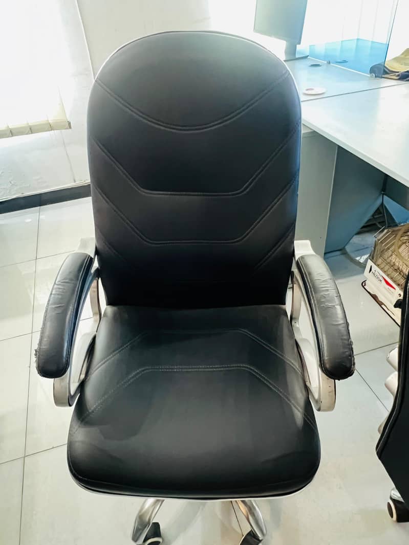 Office chair for sale with 10 by 10 condition 2