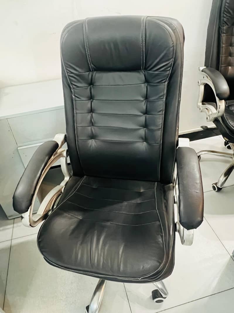 Office chair for sale with 10 by 10 condition 3