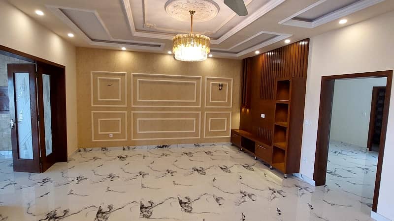 10 MARLA DESIGNER HOUSE FOR SALE IN IEP TOWN 3