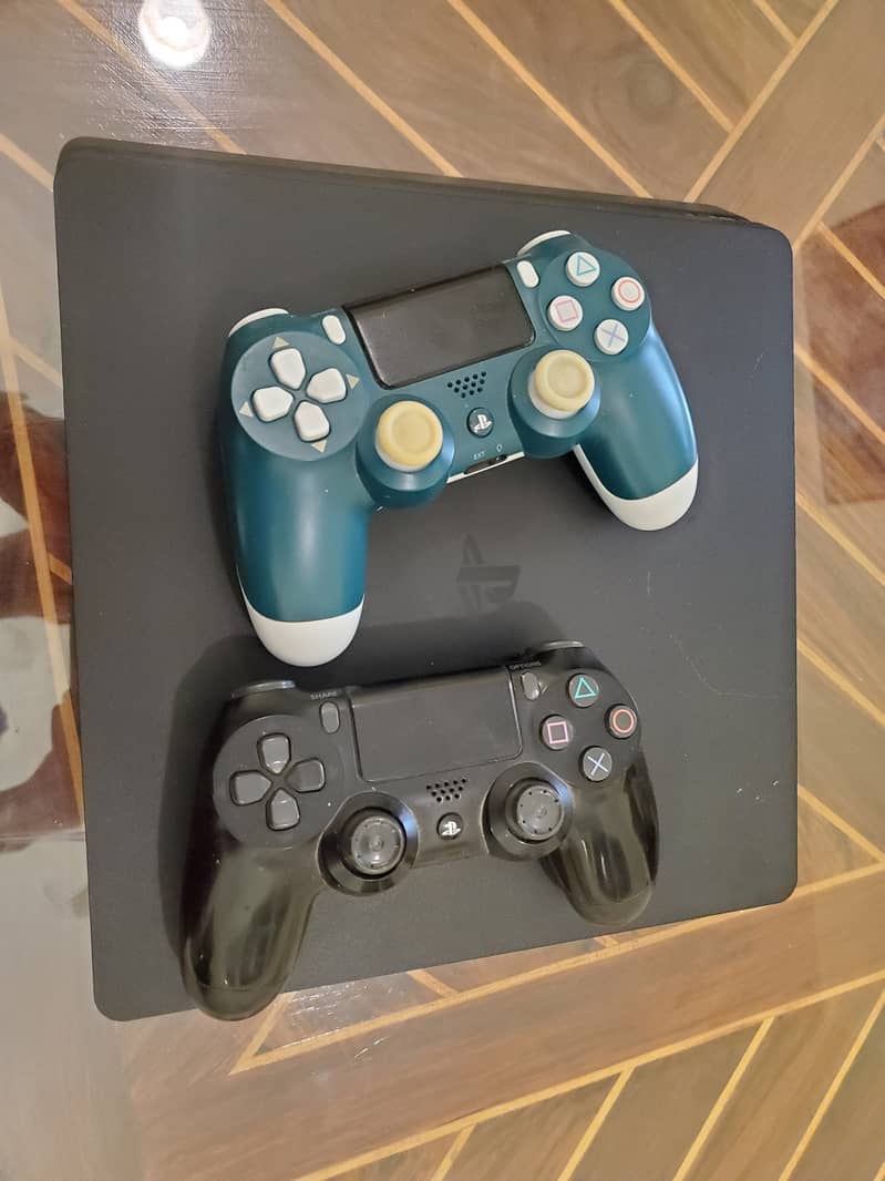 Ps4 Slim 500 GB, 2 controllers with 4 discs 2