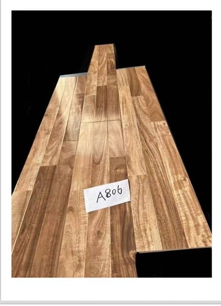 Laminate Wooden Floor, Wallpaper, Window Blinds , vinyl plank floors . 4