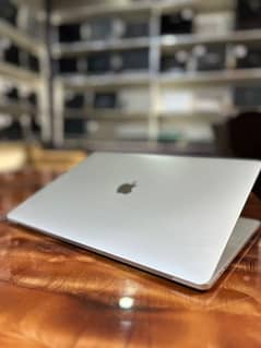 MacBook pro 2018/ 2.2 GHz Intel Core i7/ intel UHD Graphi 630 1536 MB/