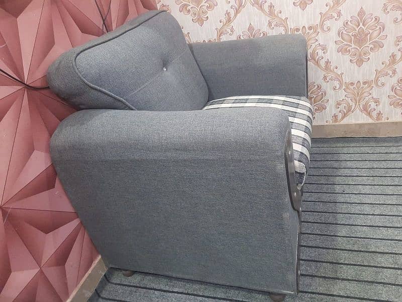 new condition of sofa 10/10 condition 3