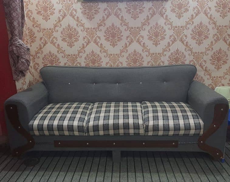 new condition of sofa 10/10 condition 5