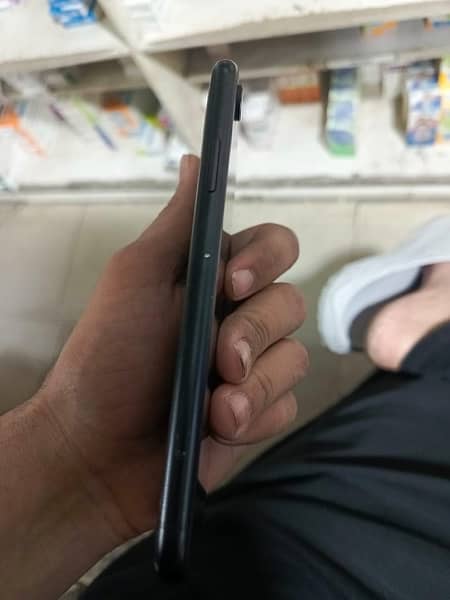 iphone xr 9 by 10 condition ok 5