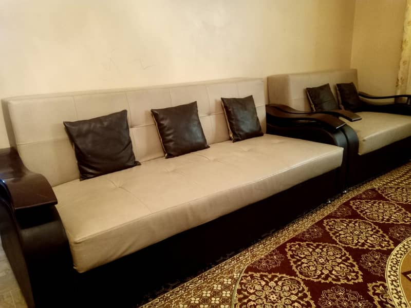 Cozy Used Sofa Set: Comfort at a Bargain! 1