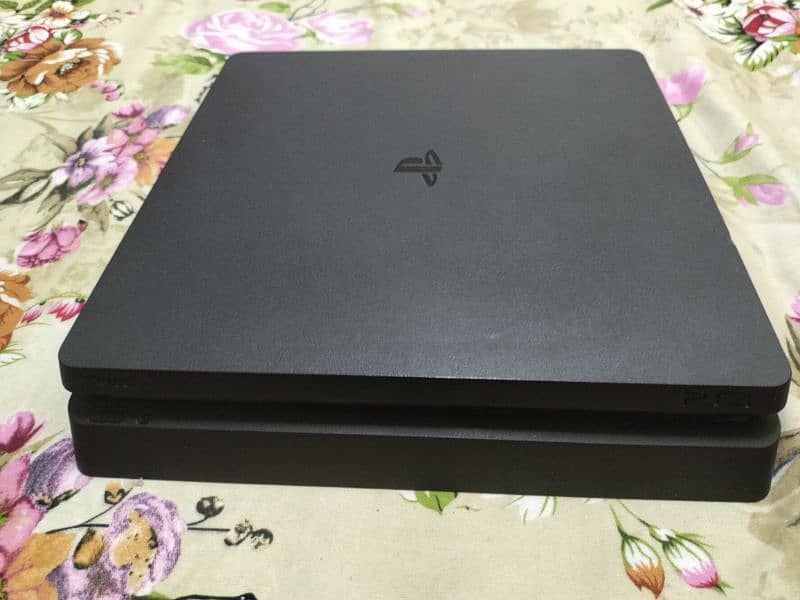 PS4 slim 500 gb with accessories and box 4