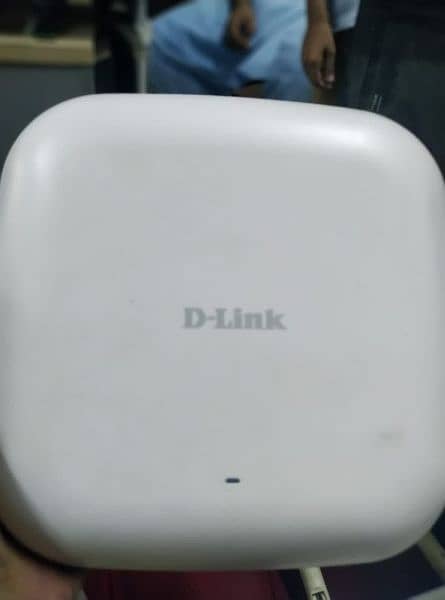 D-Link Wireless AC1750 Wave 2 Dual-Band PoE Access Point
(DAP-2680) 1