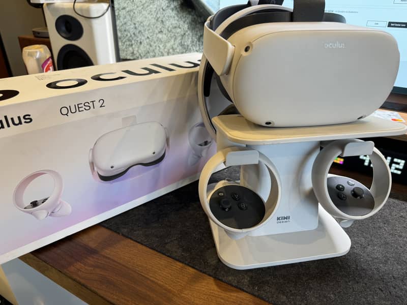 Facebook Oculus Quest 2 256GB Mint Condition 10/10 + STAND 2