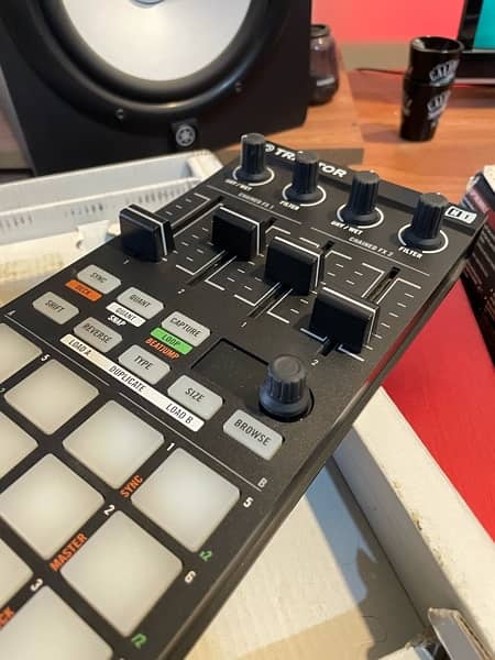 Traktor F1 DJ Remix Controller Mixer 0